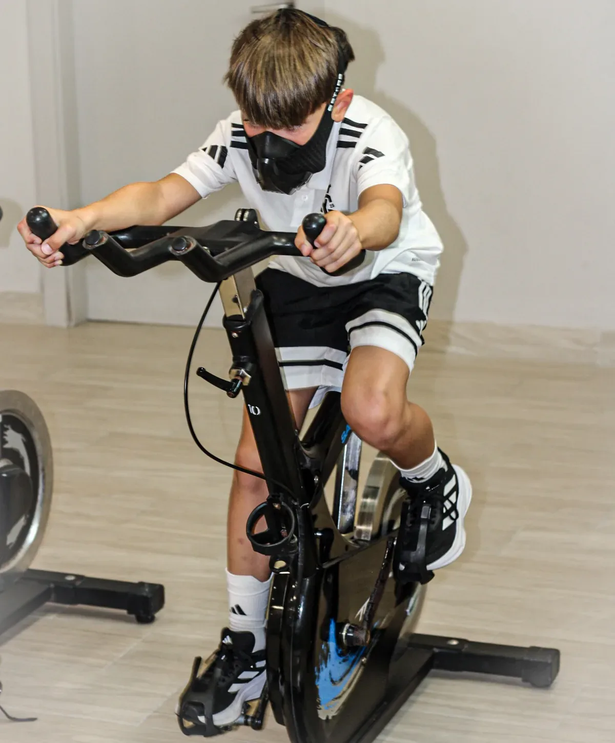 A player on the training bike with an altitude mask